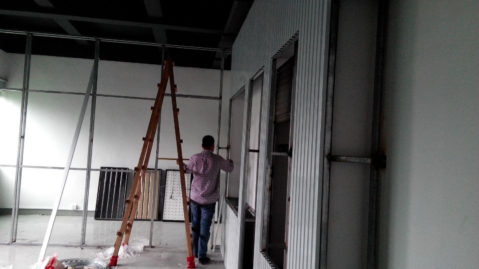 亮彩展示厅装修中