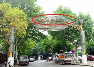 商业街道上的广告招牌 商业街道上的广告招牌