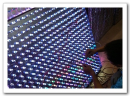 led炫彩屏冲孔屏板布线穿灯