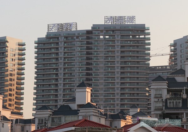 33层楼顶的亚克力灯箱发光字